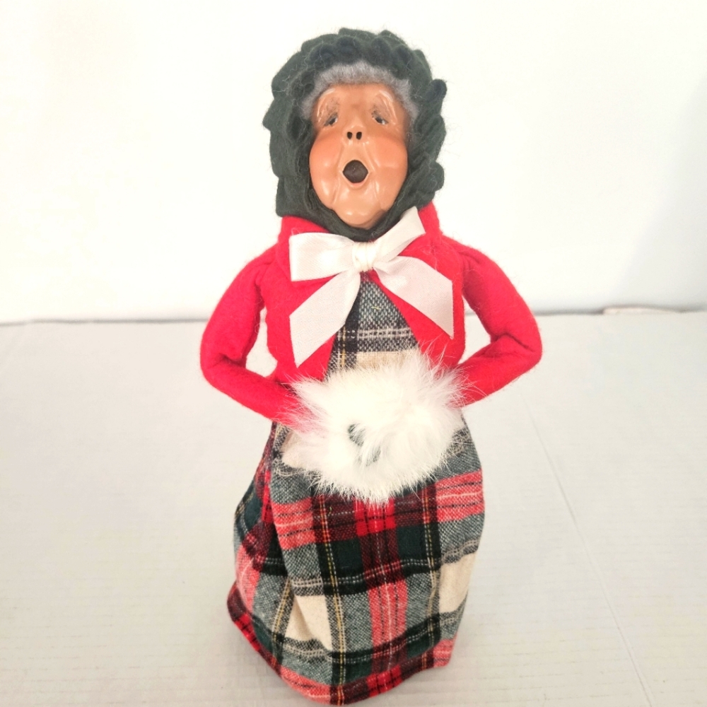 Byers' Choice Vintage 1989 Woman Caroler With muff